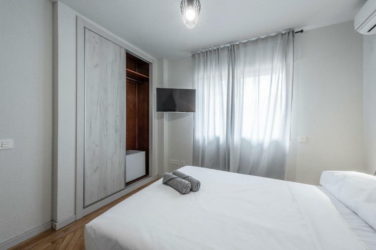 Chalet Alameda De Osuna Madrid Exterior photo